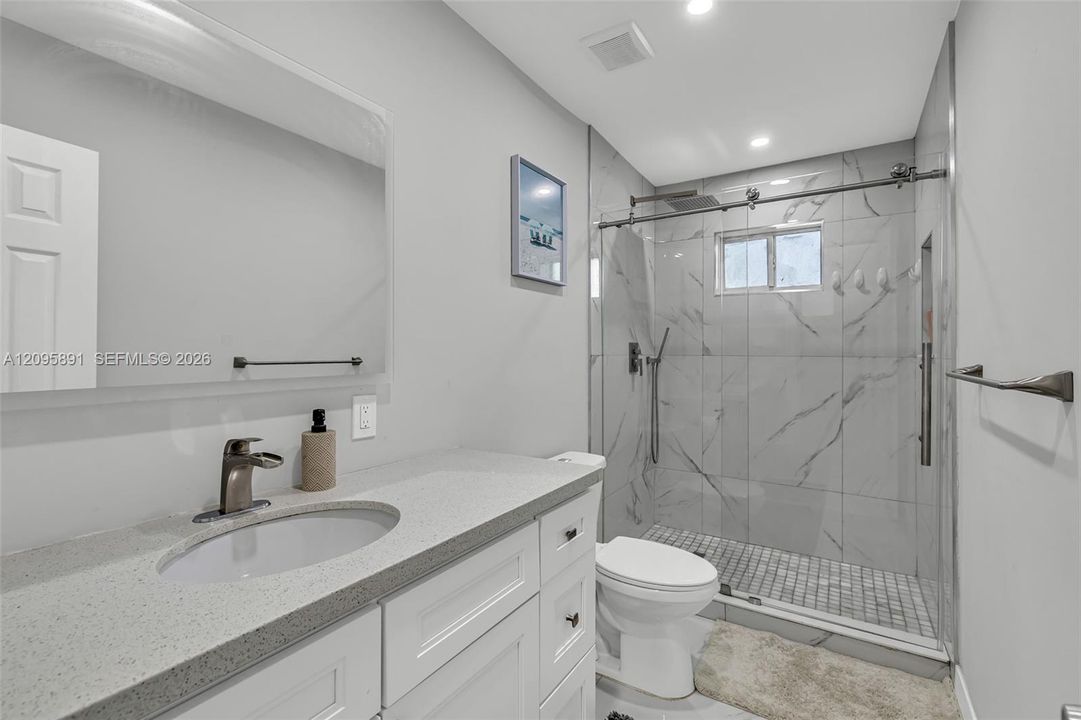 For Rent: $3,200 (3 beds, 1 baths, 988 Square Feet)