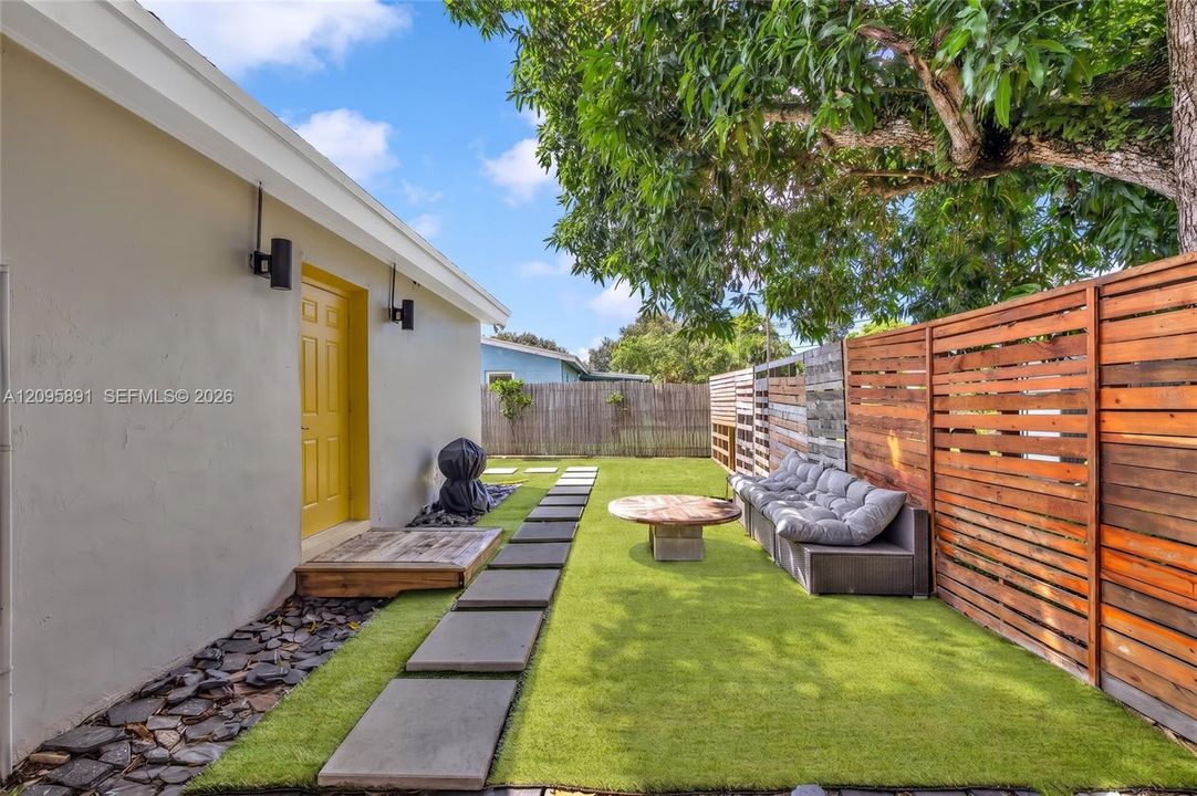 For Rent: $3,200 (3 beds, 1 baths, 988 Square Feet)
