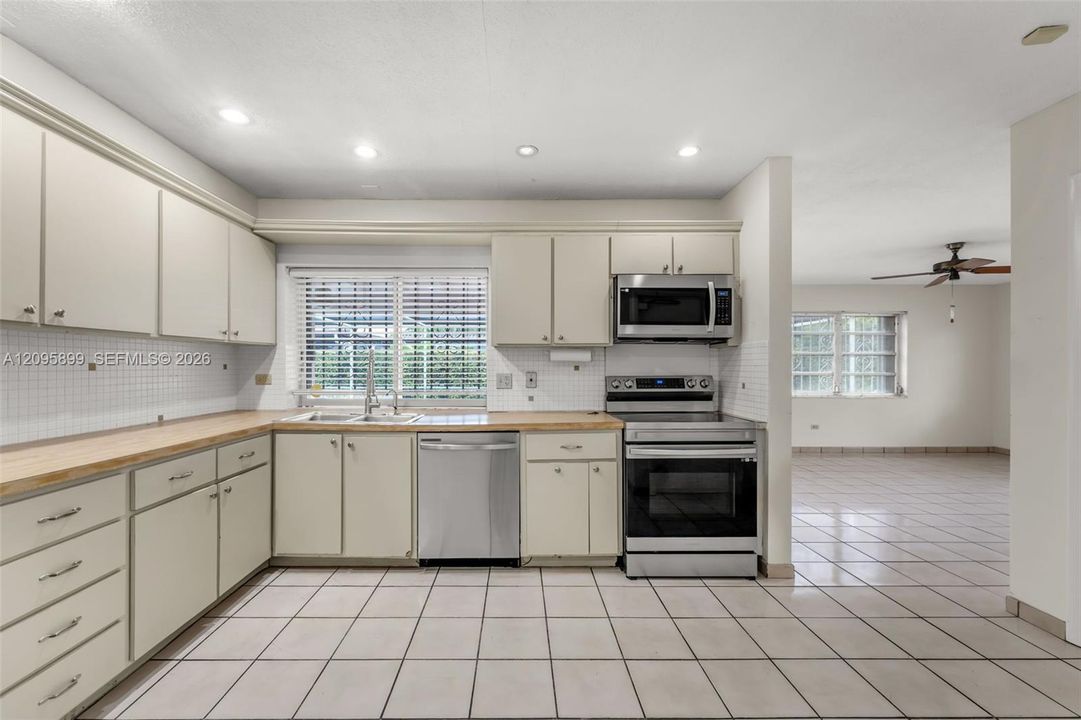 En Venta: $829,000 (3 camas, 2 baños, 1902 Pies cuadrados)