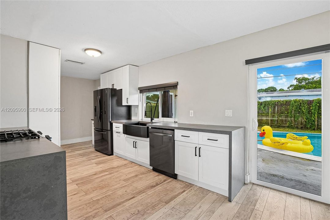 For Sale: $550,000 (4 beds, 2 baths, 1437 Square Feet)