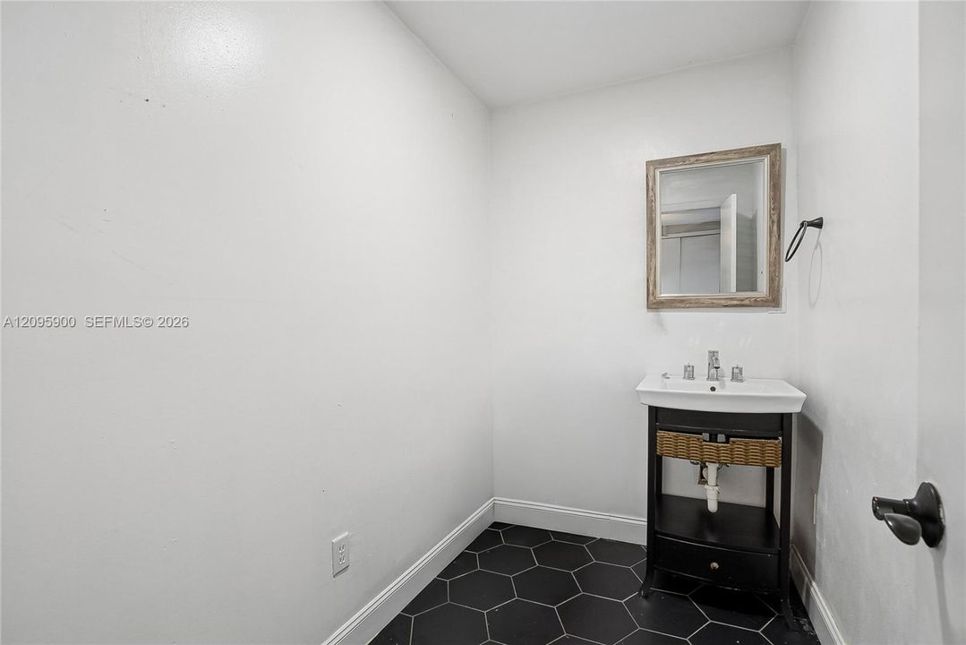 For Sale: $550,000 (4 beds, 2 baths, 1437 Square Feet)