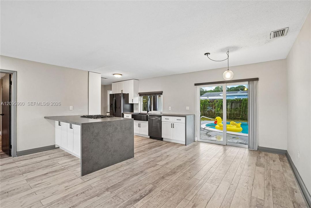 For Sale: $550,000 (4 beds, 2 baths, 1437 Square Feet)