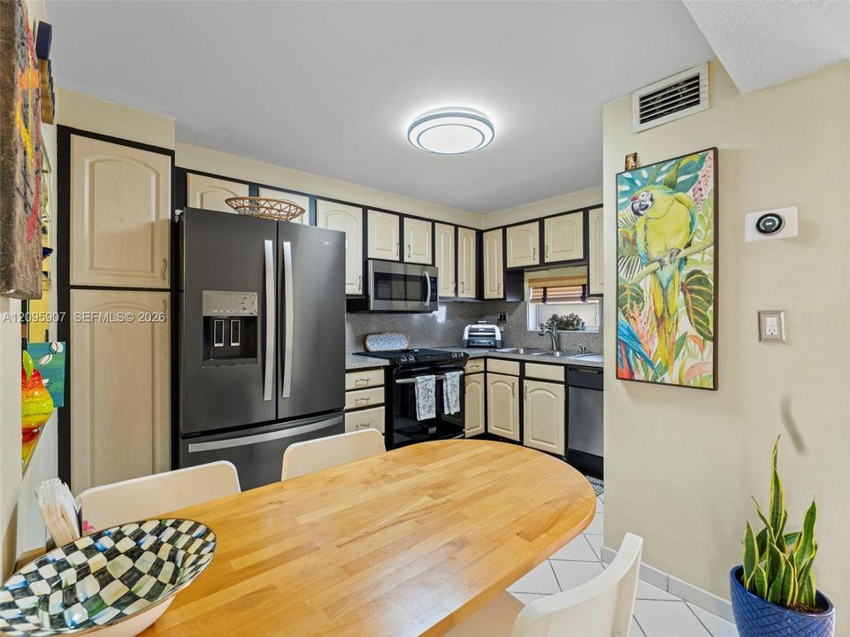 На продажу: $199,000 (2 спален, 2 ванн, 1170 Квадратных фут)