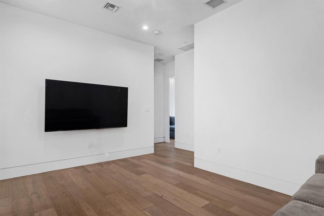 27_accutour_01 606-ne-8th-ave -026.png