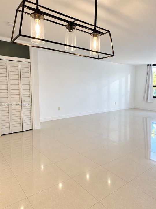 For Rent: $3,000 (1 beds, 1 baths, 1015 Square Feet)