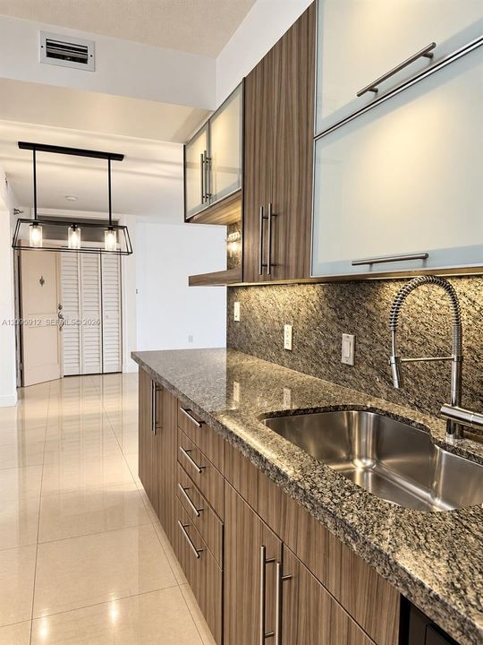 For Rent: $3,000 (1 beds, 1 baths, 1015 Square Feet)