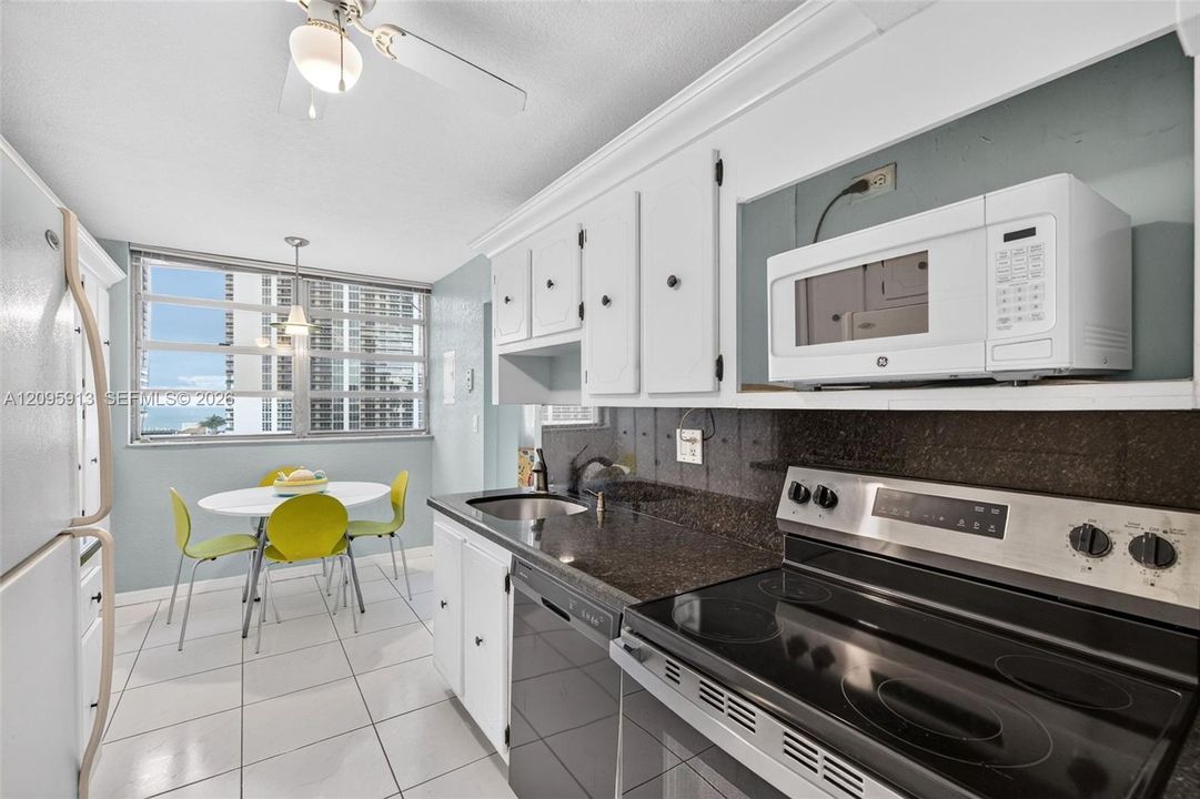 En Venta: $300,000 (2 camas, 2 baños, 1360 Pies cuadrados)