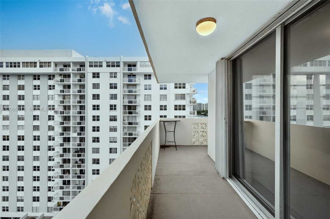 En Venta: $300,000 (2 camas, 2 baños, 1360 Pies cuadrados)