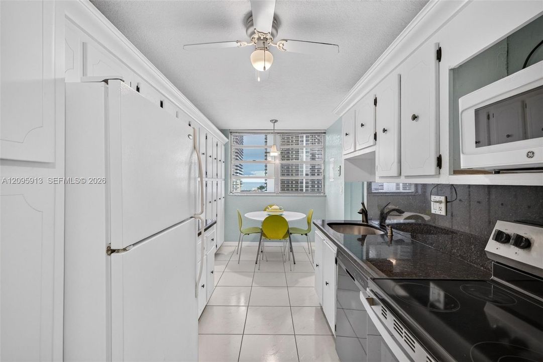 En Venta: $300,000 (2 camas, 2 baños, 1360 Pies cuadrados)