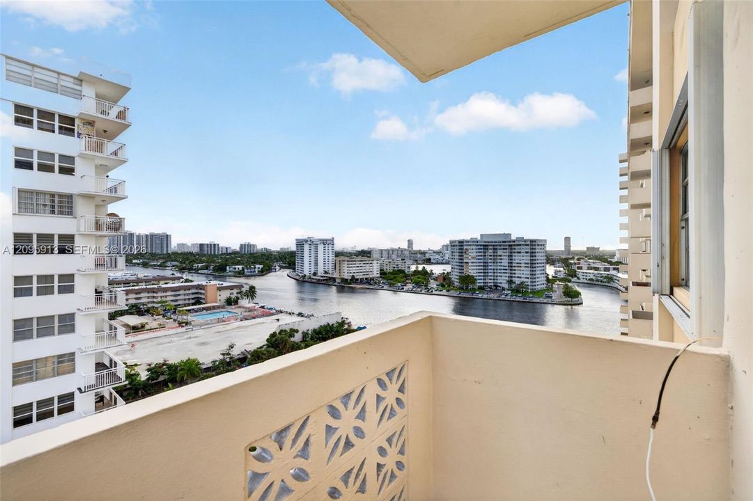 En Venta: $300,000 (2 camas, 2 baños, 1360 Pies cuadrados)