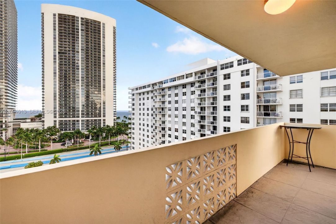 En Venta: $300,000 (2 camas, 2 baños, 1360 Pies cuadrados)