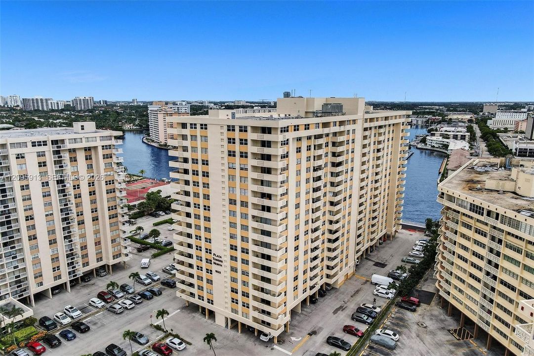 En Venta: $300,000 (2 camas, 2 baños, 1360 Pies cuadrados)