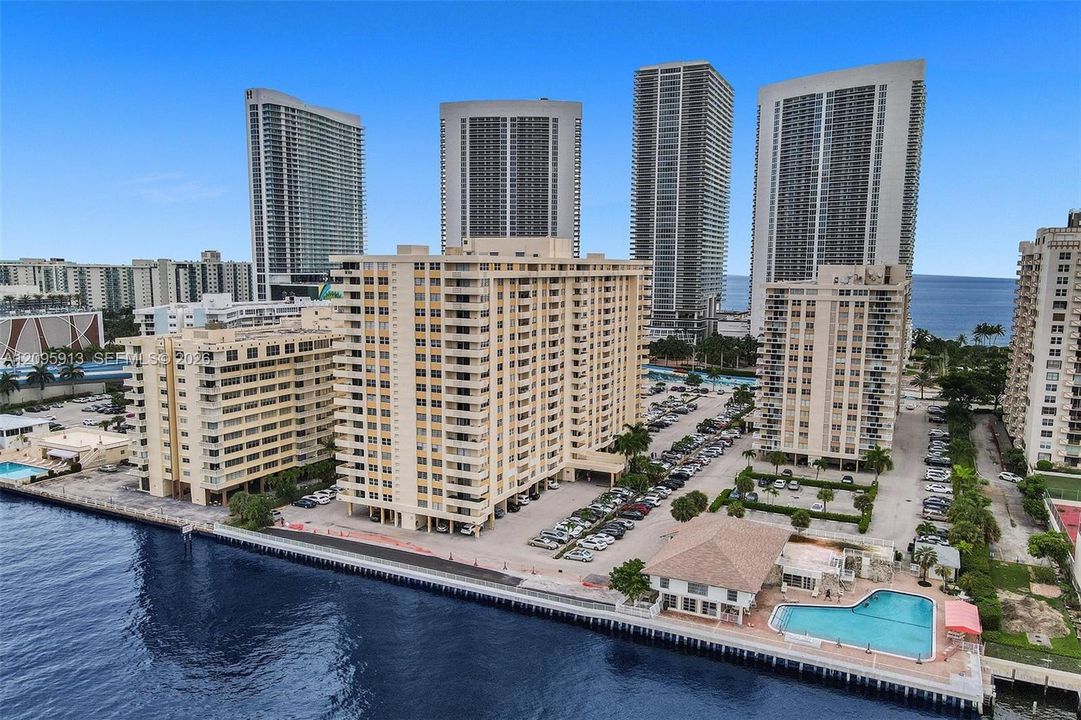 En Venta: $300,000 (2 camas, 2 baños, 1360 Pies cuadrados)