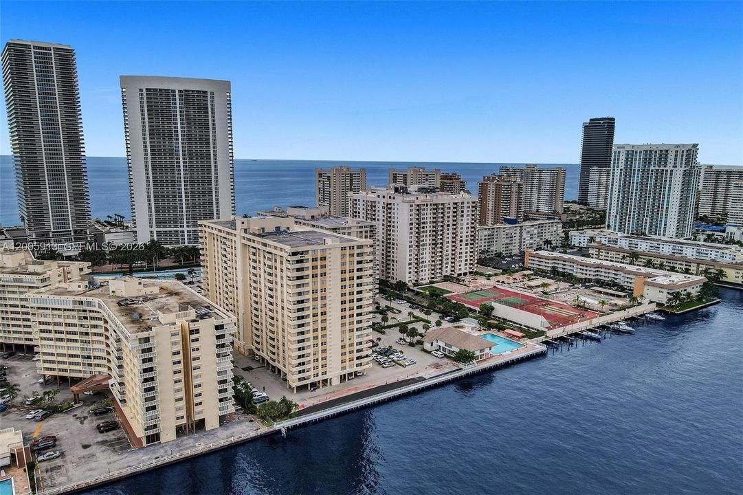 En Venta: $300,000 (2 camas, 2 baños, 1360 Pies cuadrados)