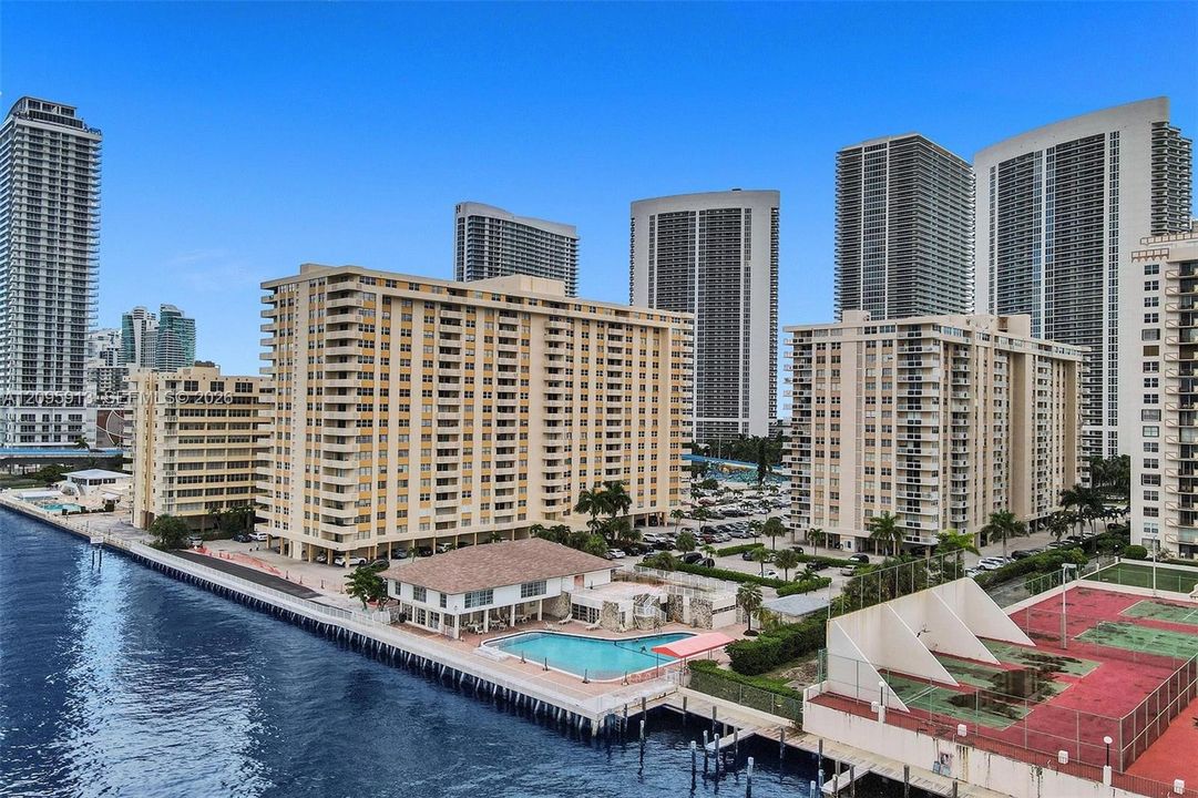 En Venta: $300,000 (2 camas, 2 baños, 1360 Pies cuadrados)