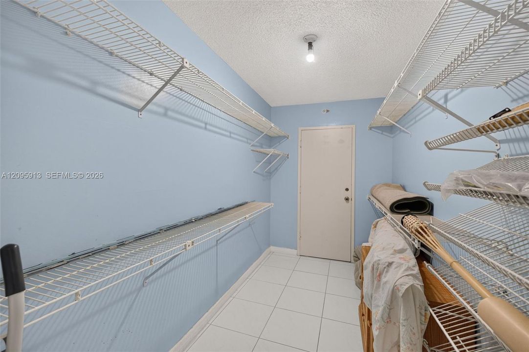 En Venta: $300,000 (2 camas, 2 baños, 1360 Pies cuadrados)
