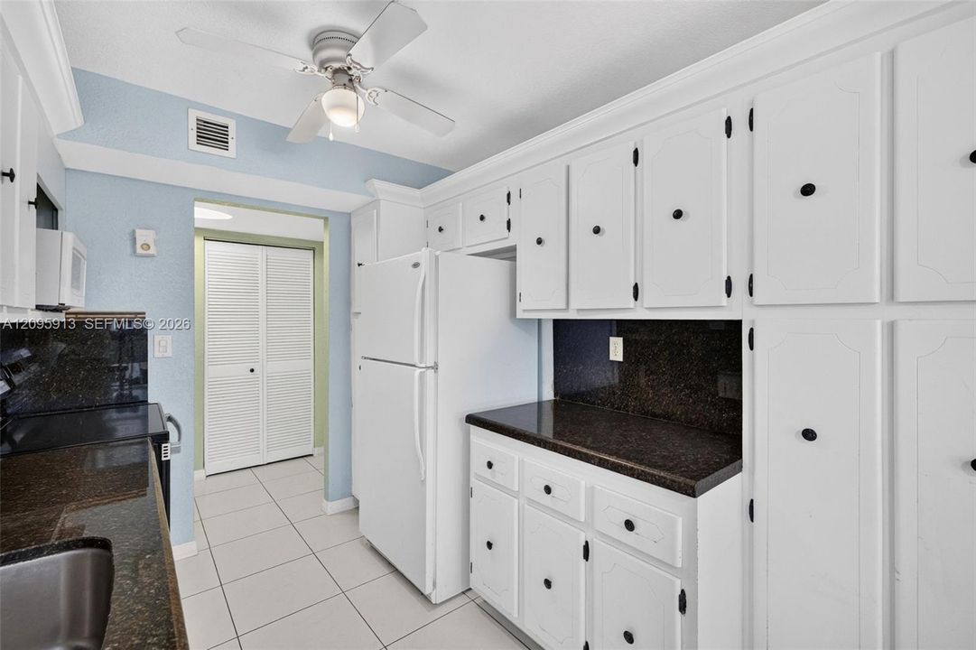En Venta: $300,000 (2 camas, 2 baños, 1360 Pies cuadrados)
