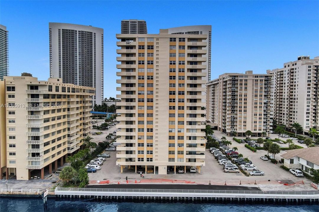 En Venta: $300,000 (2 camas, 2 baños, 1360 Pies cuadrados)