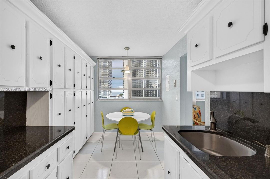 En Venta: $300,000 (2 camas, 2 baños, 1360 Pies cuadrados)