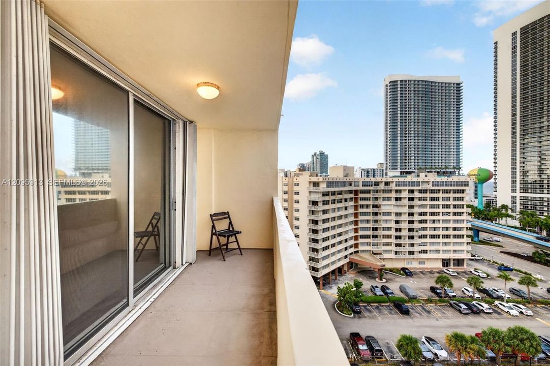En Venta: $300,000 (2 camas, 2 baños, 1360 Pies cuadrados)