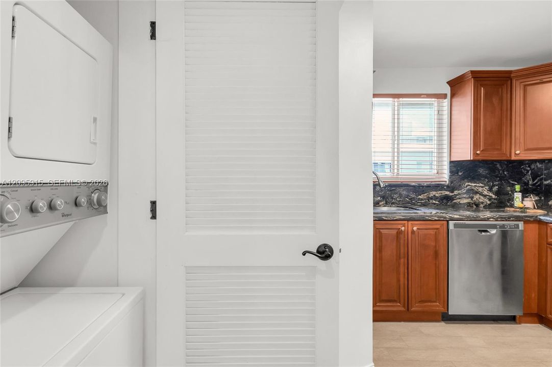 For Sale: $410,000 (1 beds, 1 baths, 708 Square Feet)