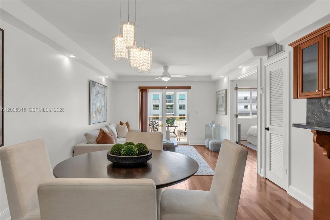 For Sale: $410,000 (1 beds, 1 baths, 708 Square Feet)