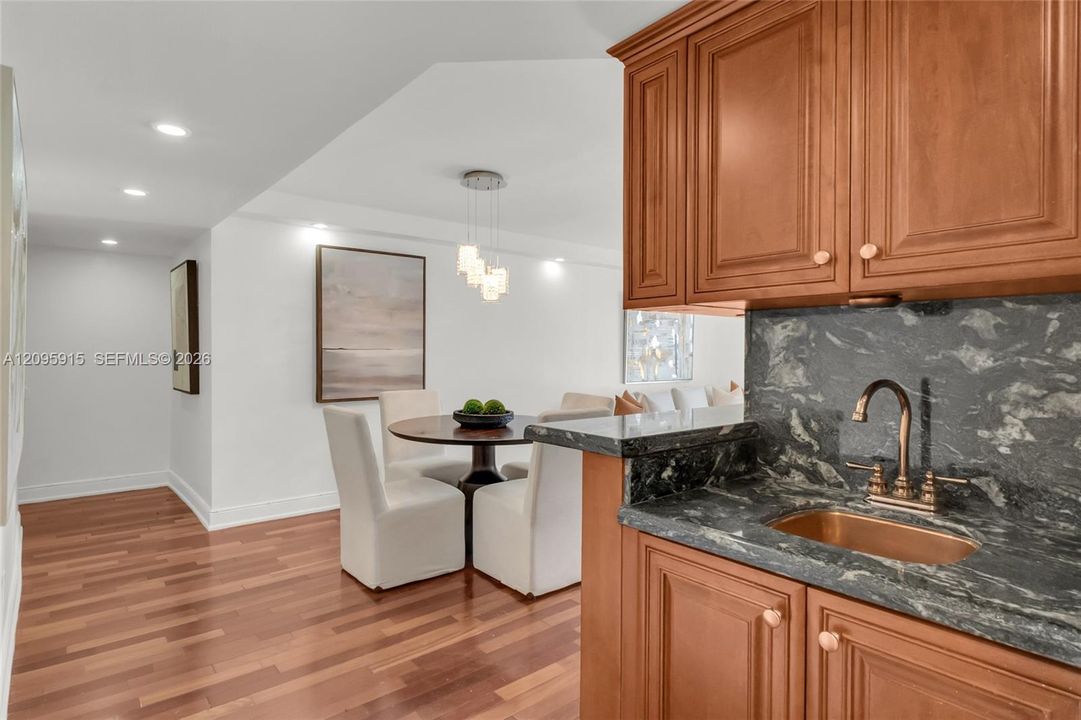 For Sale: $410,000 (1 beds, 1 baths, 708 Square Feet)