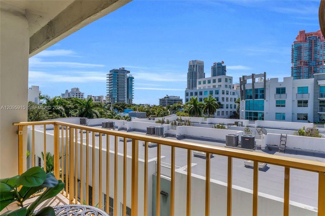 For Sale: $410,000 (1 beds, 1 baths, 708 Square Feet)