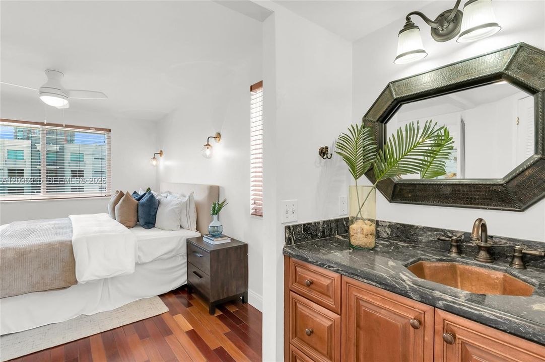 For Sale: $410,000 (1 beds, 1 baths, 708 Square Feet)