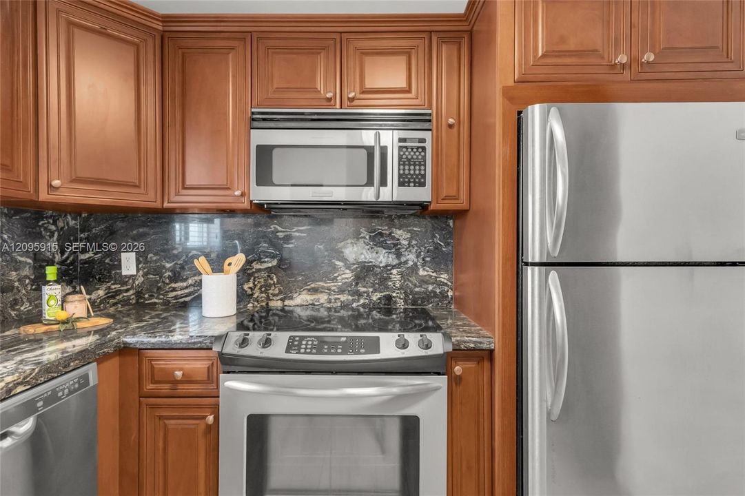 For Sale: $410,000 (1 beds, 1 baths, 708 Square Feet)