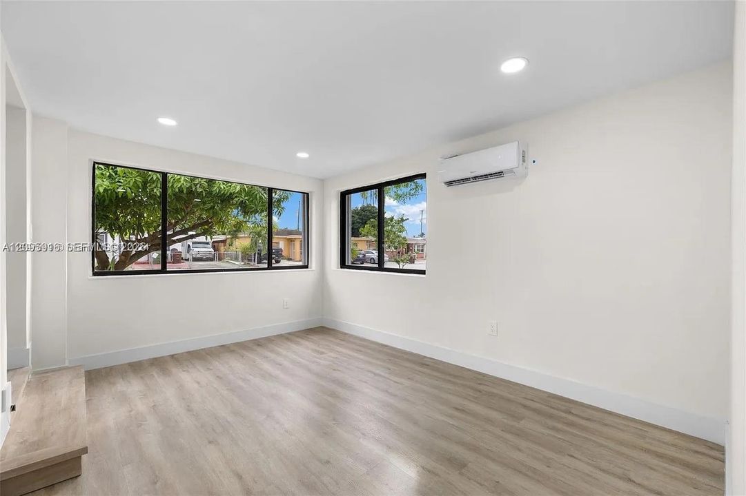 En Renta: $3,950 (4 camas, 2 baños, 1596 Pies cuadrados)