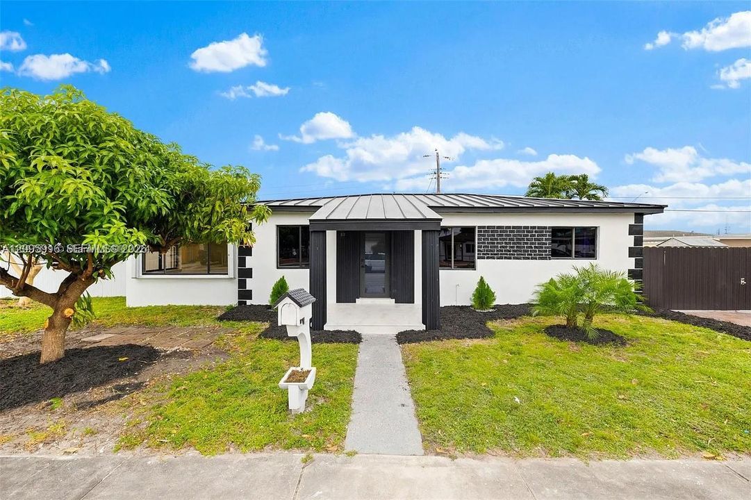 En Renta: $3,950 (4 camas, 2 baños, 1596 Pies cuadrados)