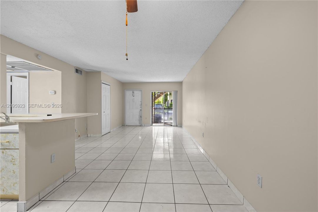 En Venta: $250,000 (2 camas, 2 baños, 825 Pies cuadrados)