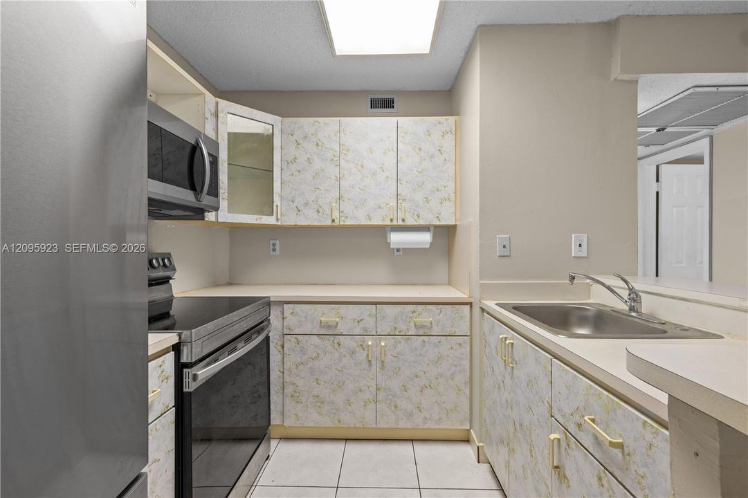 En Venta: $250,000 (2 camas, 2 baños, 825 Pies cuadrados)