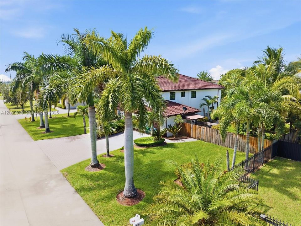 For Sale: $1,200,000 (5 beds, 4 baths, 3598 Square Feet)