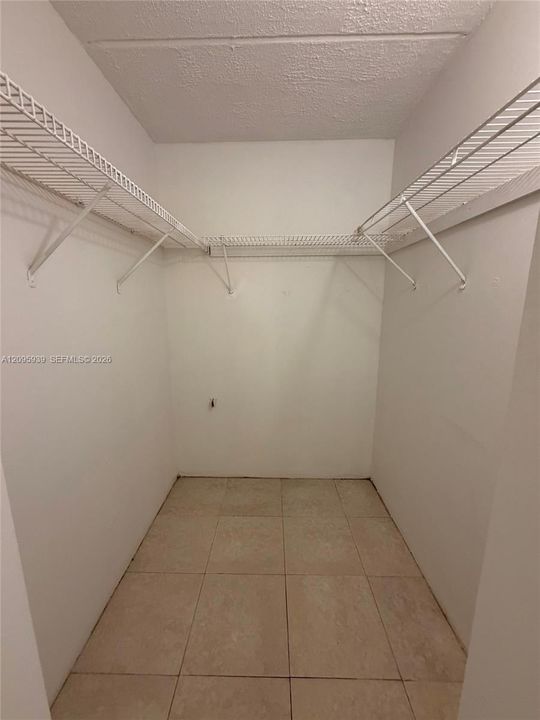 For Rent: $2,350 (2 beds, 2 baths, 900 Square Feet)