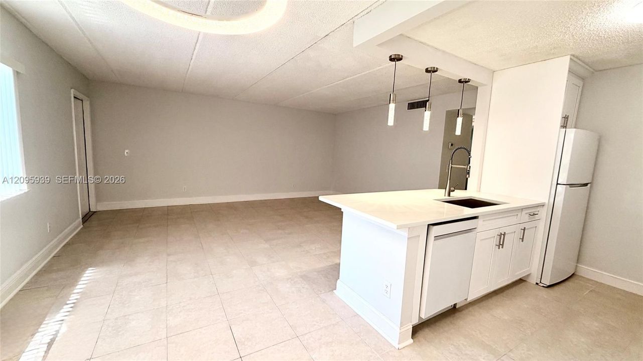 For Rent: $2,350 (2 beds, 2 baths, 900 Square Feet)