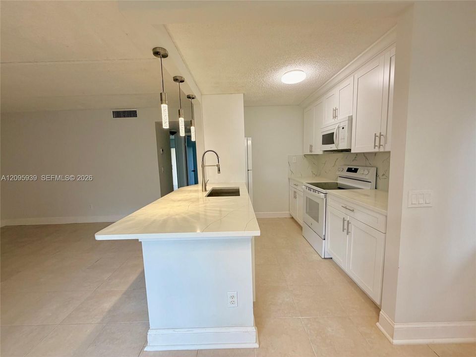 For Rent: $2,350 (2 beds, 2 baths, 900 Square Feet)