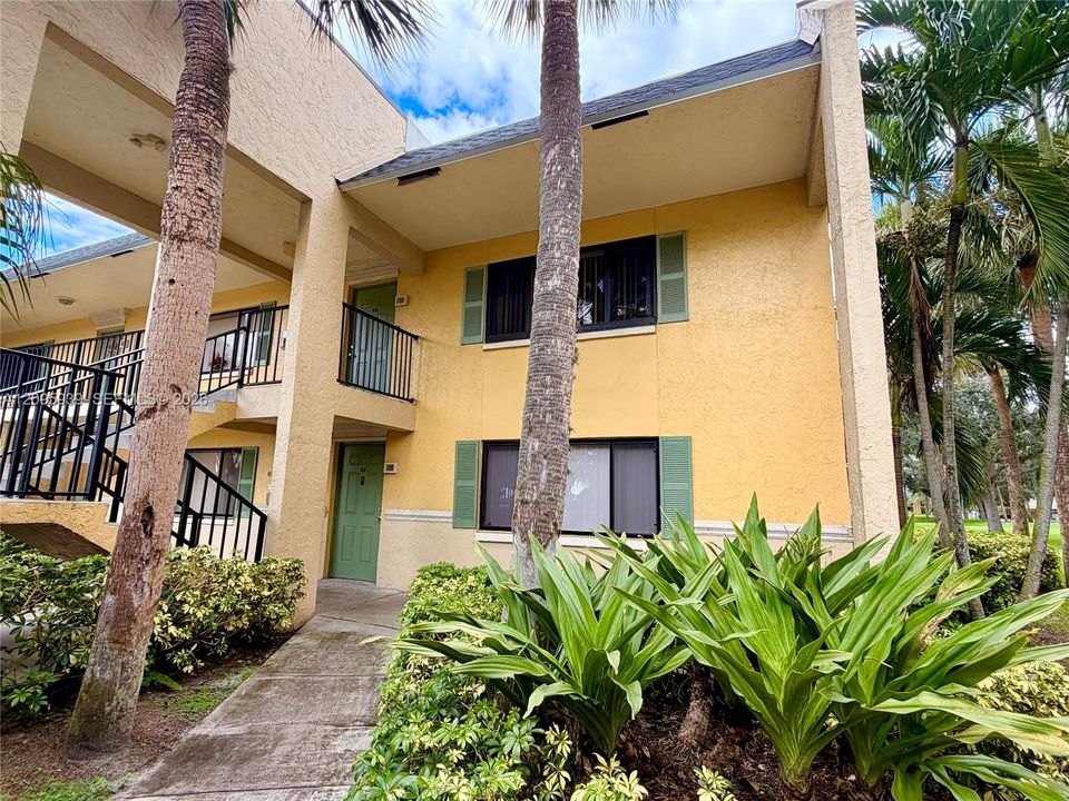 For Rent: $2,350 (2 beds, 2 baths, 900 Square Feet)