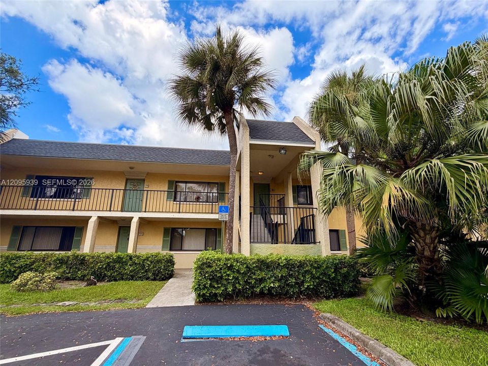 For Rent: $2,350 (2 beds, 2 baths, 900 Square Feet)