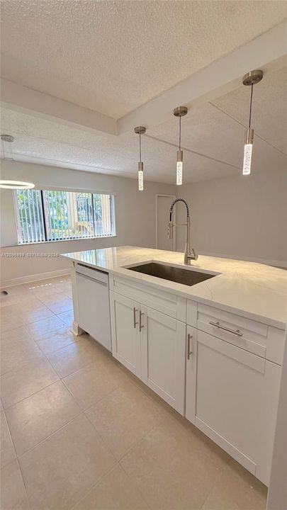 For Rent: $2,350 (2 beds, 2 baths, 900 Square Feet)