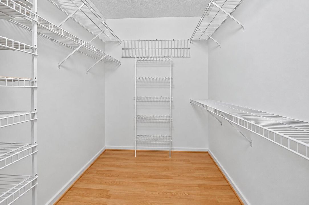 Large Walkin Closet