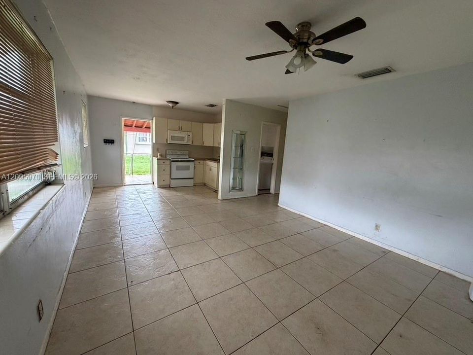 For Sale: $274,000 (3 beds, 1 baths, 875 Square Feet)