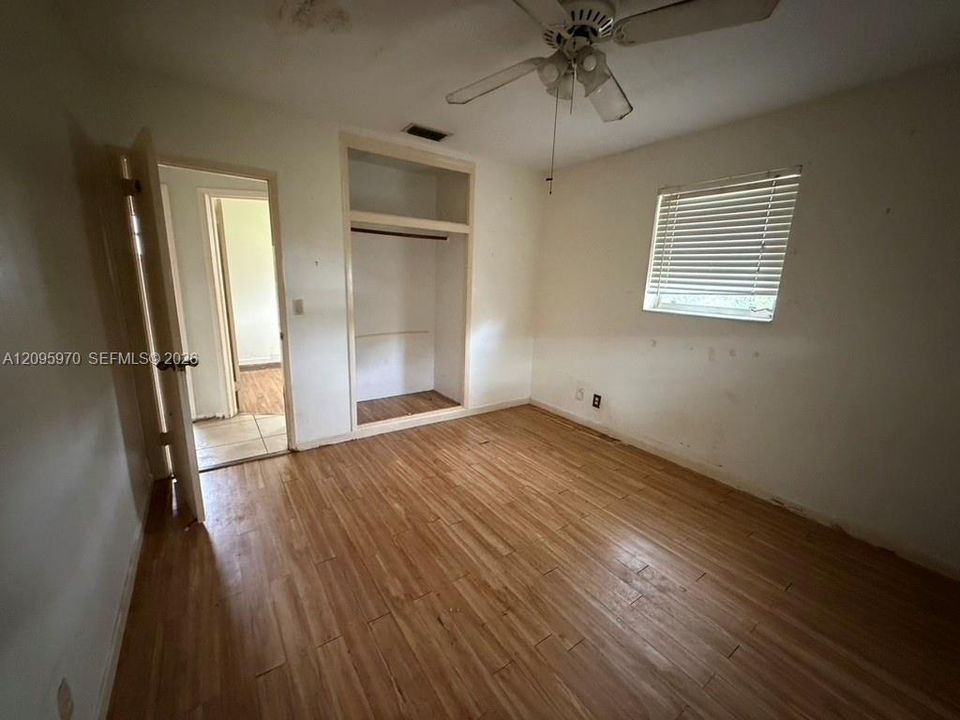 For Sale: $274,000 (3 beds, 1 baths, 875 Square Feet)