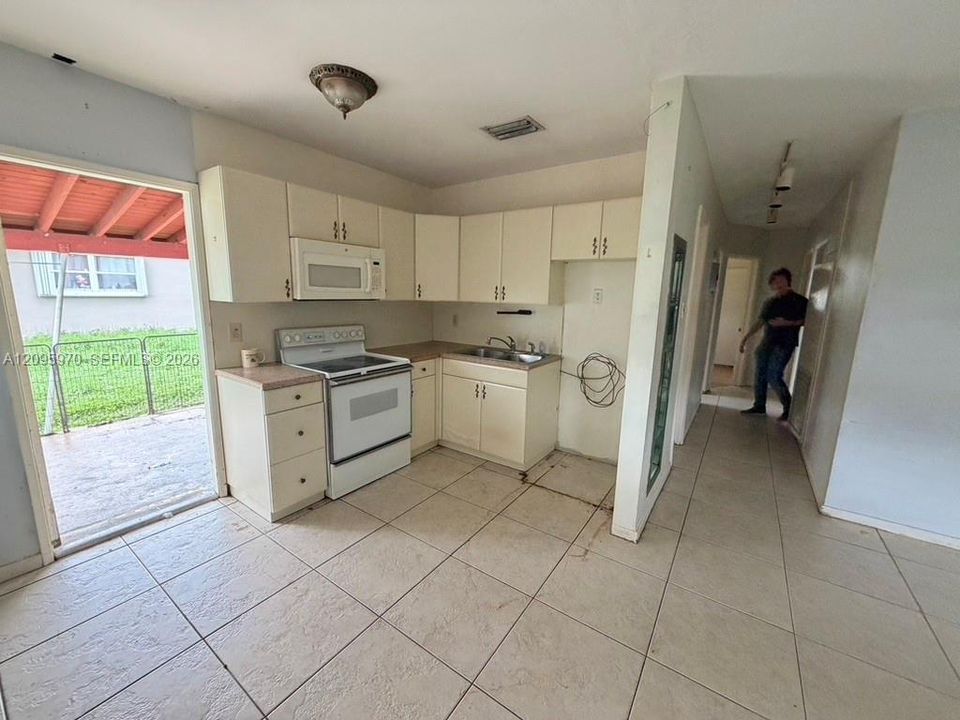 For Sale: $274,000 (3 beds, 1 baths, 875 Square Feet)
