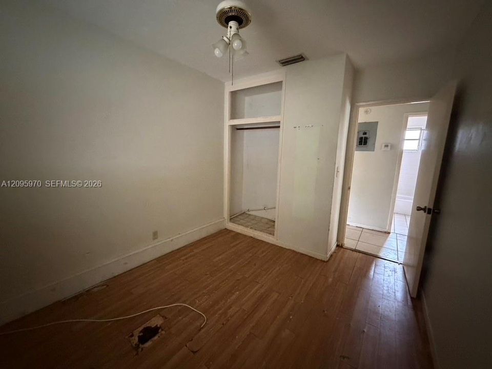 For Sale: $274,000 (3 beds, 1 baths, 875 Square Feet)