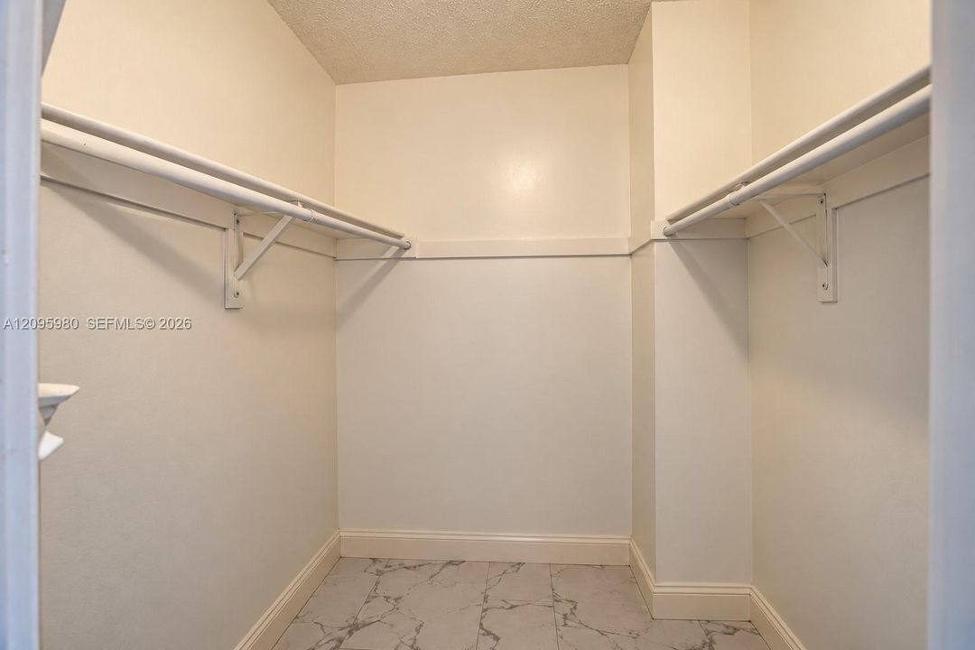 For Sale: $215,000 (2 beds, 2 baths, 1140 Square Feet)