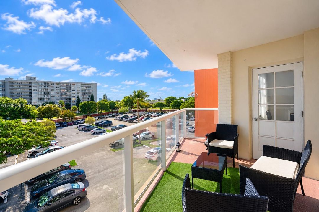 For Sale: $215,000 (2 beds, 2 baths, 1140 Square Feet)