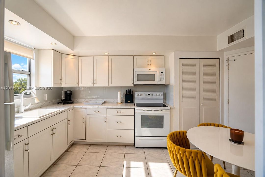 For Sale: $215,000 (2 beds, 2 baths, 1140 Square Feet)