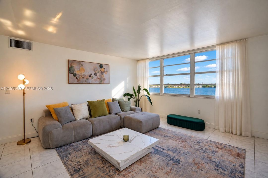 For Sale: $215,000 (2 beds, 2 baths, 1140 Square Feet)